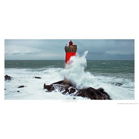 Vague sur le phare des Pierres Noires, Bretagne