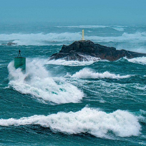 Photo Ciara storm, channel buoy in front of Portsall par Philip Plisson